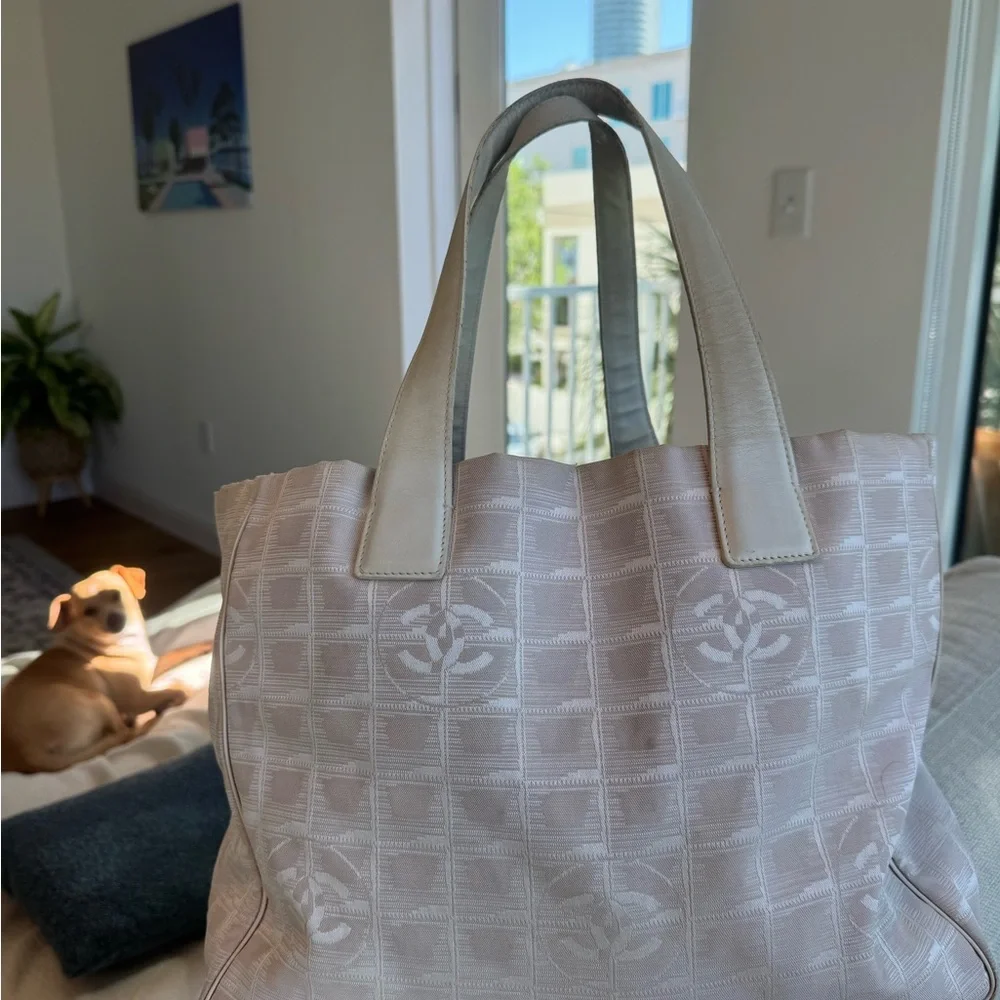 Authentic Chanel Vintage Travel Line Pink Tote - Picture 4 of 11